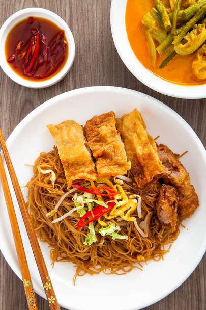 Nouilles de riz économique chinoises sautées. Nourriture célèbre du petit déjeuner malaisien - Photo, image