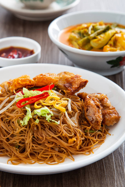 Nouilles de riz économique chinoises sautées. Nourriture célèbre du petit déjeuner malaisien - Photo, image