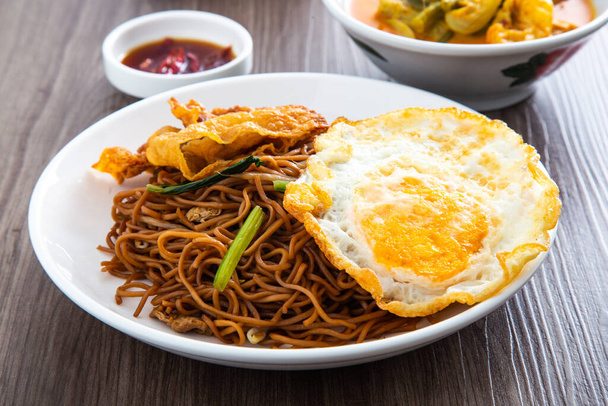 Roergebakken Chinese economische noedels. Beroemd eten van Maleisisch ontbijt - Foto, afbeelding