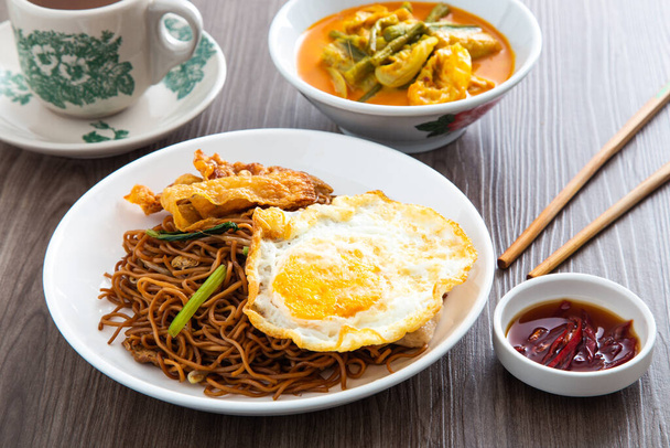 Nouilles économiques chinoises sautées. Nourriture célèbre du petit déjeuner malaisien - Photo, image