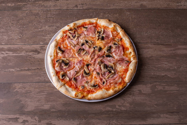 Lezzetli jambon ve mantarlı pizzanın detayları.  - Fotoğraf, Görsel