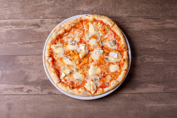 részletek a friss négy sajt pizza fából készült háttér - Fotó, kép