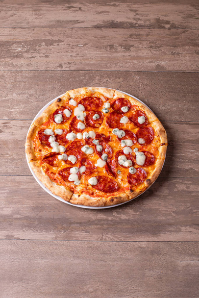 deliciosos detalhes de salame e pizza gorgonzola - Foto, Imagem
