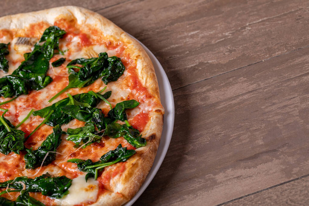 detalles de la pizza de espinacas italiana sabrosa fresca - Foto, Imagen