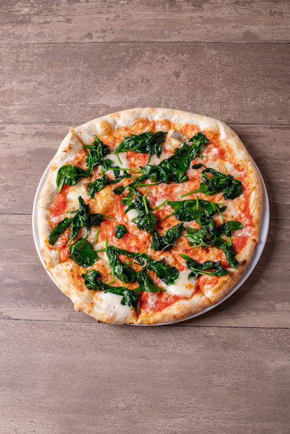detalhes de pizza de espinafre italiano saboroso fresco - Foto, Imagem