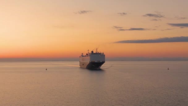 AERIAL: Un enorme transportista de carga navega a través del tranquilo océano en una tarde soleada. - Imágenes, Vídeo
