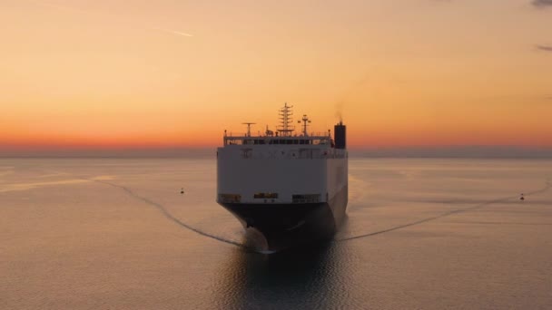 AERIAL: drónfelvétel egy teherszállító hajóról, amely árut szállít naplementekor. - Felvétel, videó