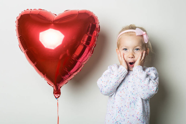Дивувалася маленька дівчинка і повітряна куля на світлому фоні. Концепция для Валентина, день рождения. Банер. - Фото, зображення