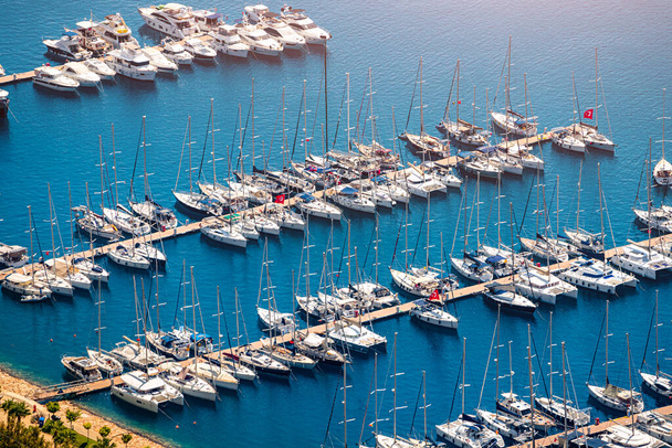 Luftaufnahme des luxuriösen Yachthafens mit teuren geparkten Yachten und Kreuzfahrtschiffen. Urlaub am Meer an der Küste und die Architektur der Häfen. - Foto, Bild