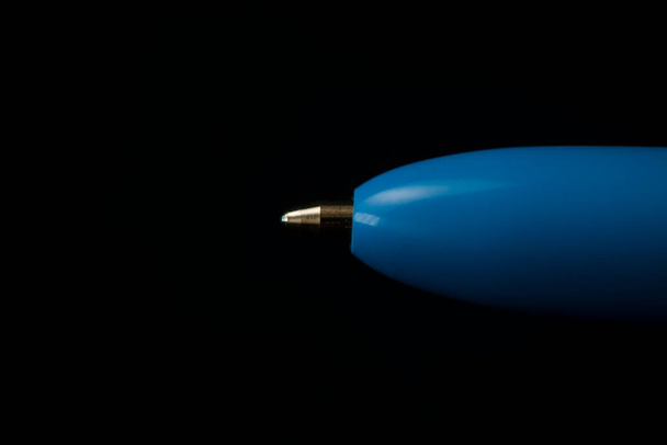 Niebieski plastikowy długopis. Wysokiej jakości zdjęcie - Zdjęcie, obraz