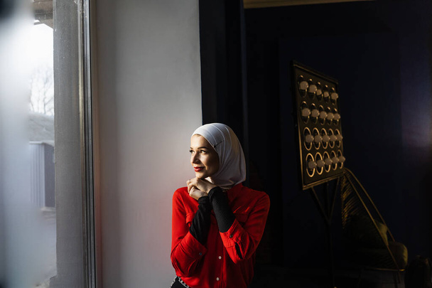 伝統的なイスラム教徒のスカーフで身に着けていたイスラム教徒の女性の肖像画。イスラム教 - 写真・画像