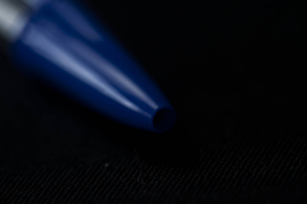 Niebieski plastikowy długopis. Wysokiej jakości zdjęcie - Zdjęcie, obraz