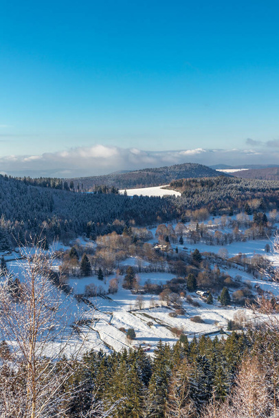 オーバーシュナウ近くのテューリンゲンの森の高さの美しい冬の風景-テューリンゲン自由州 - 写真・画像