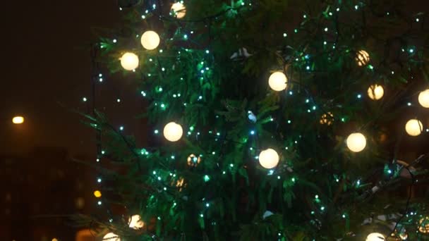 Neujahrsbaum mit Bällen in der Nachbarschaft. - Filmmaterial, Video