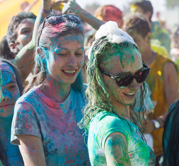 dav lidí tančí na barevné festival barev - Fotografie, Obrázek