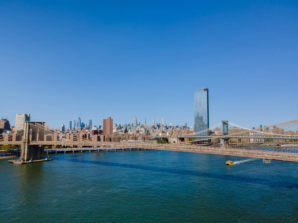 Manhattan manzaralı Brooklyn ve Manhattan Köprüleri Hudson Nehri üzerinde New York City gökdelenleri şehri - Fotoğraf, Görsel