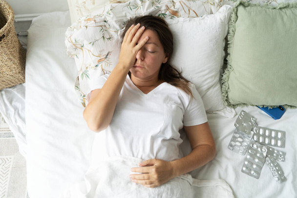 Sick woman in bed - Valokuva, kuva