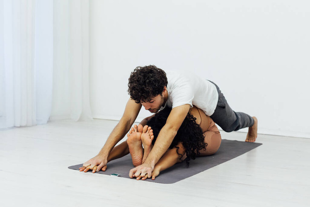 Мужчина и женщина вместе делают упражнения семейной йоги asana фитнес - Фото, изображение