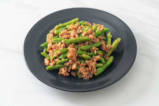τηγανητά φασόλια ή πράσινα φασόλια με κιμά χοιρινό - ασιατικό στυλ τροφίμων - Φωτογραφία, εικόνα