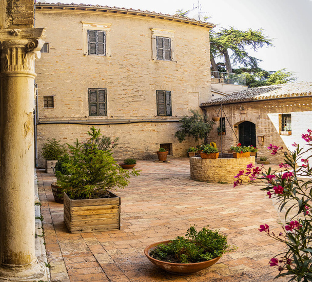 Вид на внутренний двор дворца Мазуччи в Реканати. Август 2021 Реканати, Марке - Италия - Фото, изображение