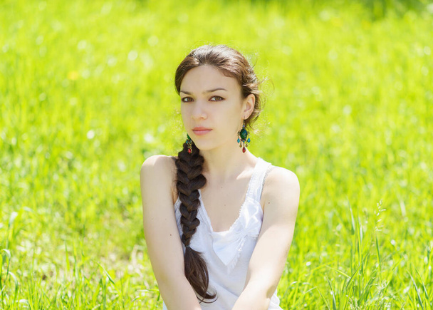 Portrait of beautiful young woman in city park. - Foto, imagen