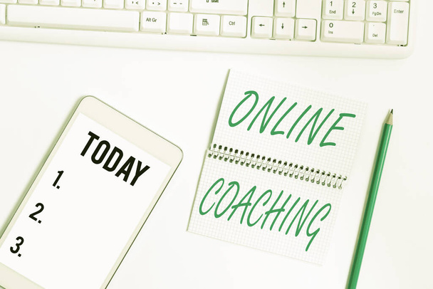 Kézírás szöveg Online coaching. Internet Concept Tanulás online és internet segítségével egy edző Kijelző különböző színes matricák Jegyzetek rendezett lapos Lay háttér - Fotó, kép