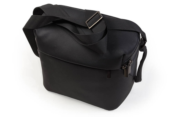 Небольшая черная водонепроницаемая мужская сумка из полиэстера с текстильной плечевой лямкой и водонепроницаемой молнией на белом фоне - Фото, изображение