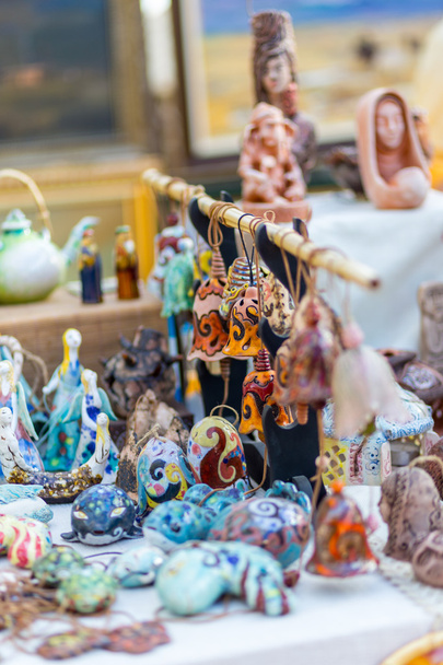 verschiedene Souvenirs und Schmuckstücke auf dem Flohmarkt - Foto, Bild
