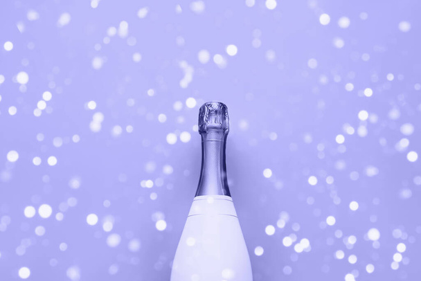 Garrafa de champanhe em lilás fundo muito pery. Conceito de Natal, aniversário ou casamento. - Foto, Imagem