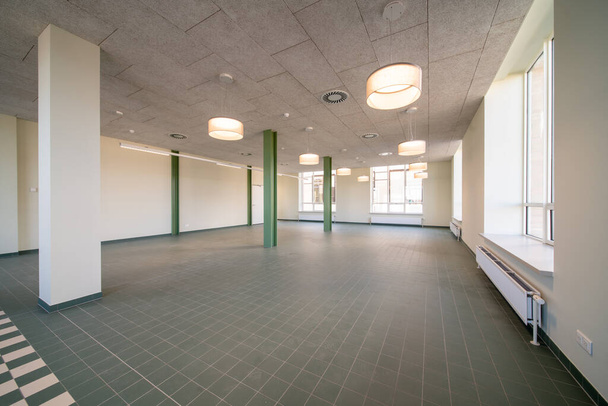 In un grande edificio su un unico piano c'è uno spazio aperto per uffici con molta luce solare - Foto, immagini