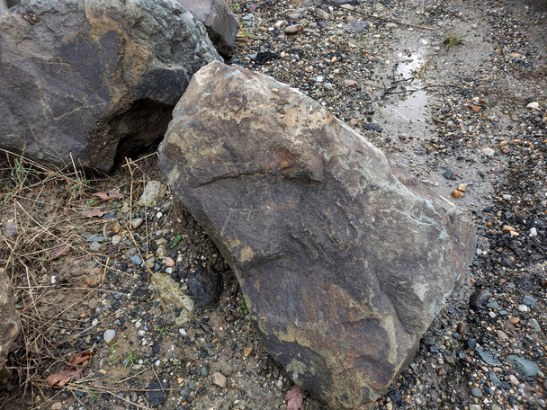 地面にある大きな石は - 写真・画像