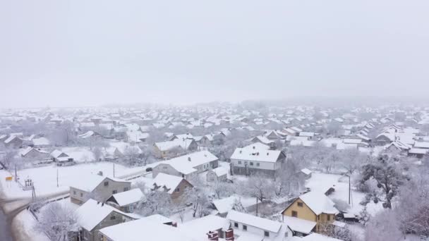 Karla kaplı özel evlerin çatıları, hava manzarası. - Video, Çekim