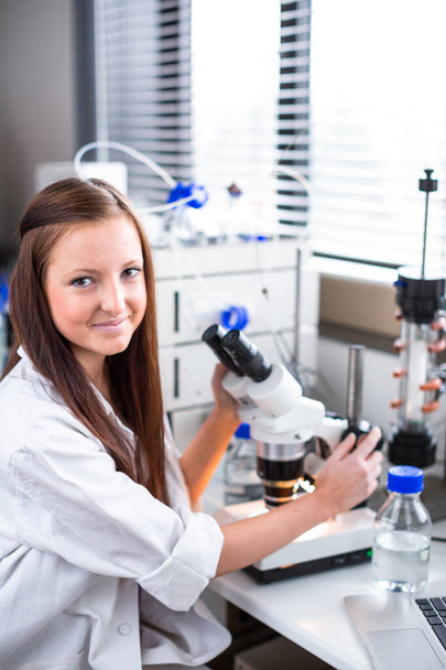 化学研究室で研究を行う女性化学学生の肖像画 (トーン色イメージ; 浅い被写し界深度) - 写真・画像