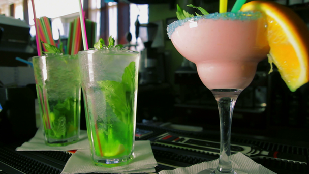 Dolly toma de cuatro refrescantes cócteles en el bar
 - Metraje, vídeo