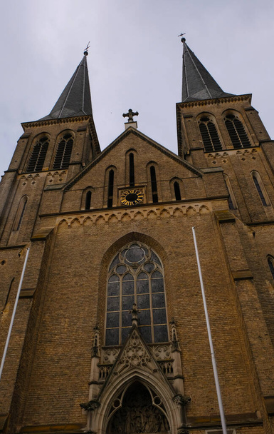 Lokale St. Stephen 's Katholieke Kerk in Mainz-Gonsenheim. De eerste vermelding 1401. Lange lampen voor het verlichten van de gevel. Verticaal beeld. - Foto, afbeelding