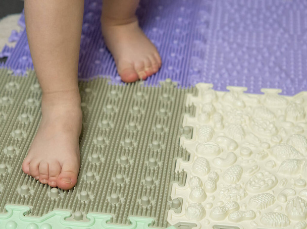 vauvan jalat lasten ortopedinen matto lähikuva - Valokuva, kuva