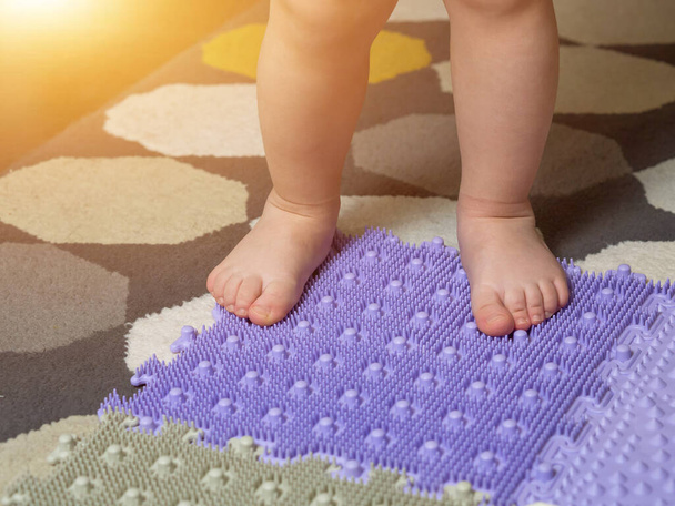baba lába egy gyermek ortopéd szőnyegen közelkép - Fotó, kép