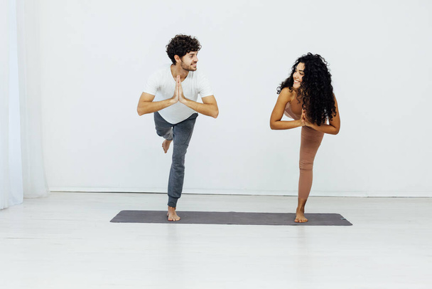 Мужчина и женщина делают упражнения йога асана фитнес гимнастика - Фото, изображение