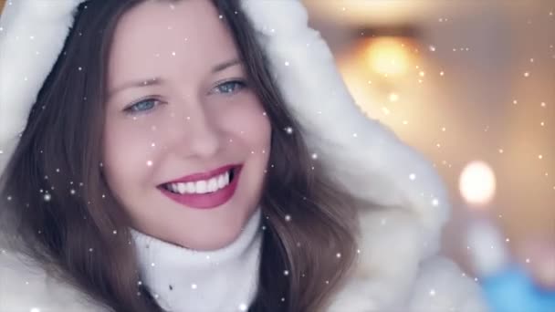 Férias de inverno e conceito de celebração de Natal. Mulher sorridente bonita em casaco de pele macio branco segurando cintilantes ardentes, neve nevando e flocos de neve - Filmagem, Vídeo