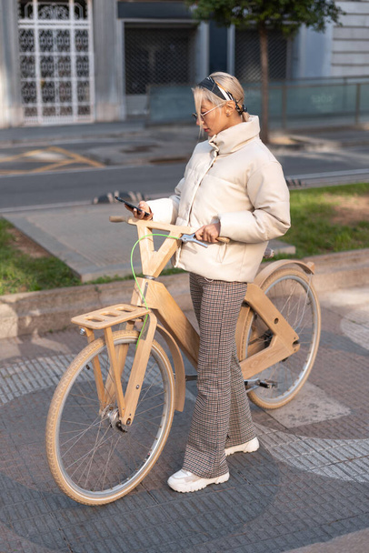 Модний велосипедист перегляд мобільного телефону
 - Фото, зображення