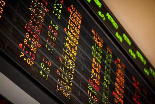 Панель отображения реальных акций на фондовой бирже. Высокое качество фото - Фото, изображение