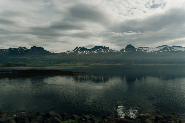 Uma paisagem islandesa deslumbrante na Islândia. Foto de alta qualidade - Foto, Imagem
