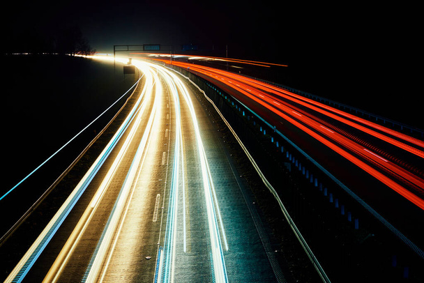 Poruszające się światła samochodowe na autostradzie w nocy, długa ekspozycja - Zdjęcie, obraz