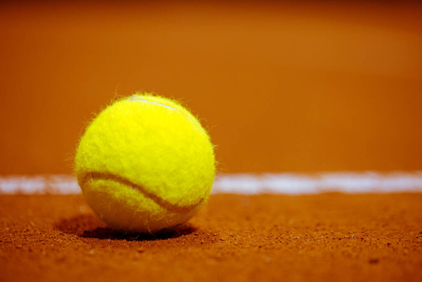 Теннисный мяч на теннисном корте. Гравий. Теннисная игра. Спорт, концепция отдыха - Фото, изображение