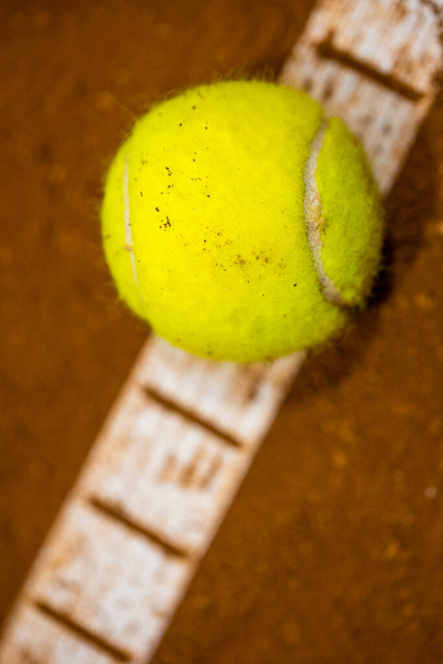 テニスコートのテニスボール。砂利だ。テニスゲーム。スポーツ、レクリエーションの概念 - 写真・画像