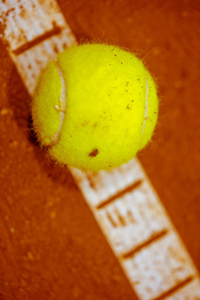 Piłka tenisowa na korcie tenisowym. Żwir. Gra w tenisa. Sport, koncepcja rekreacji - Zdjęcie, obraz
