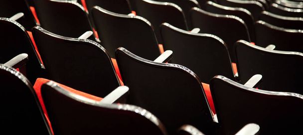 Moderní kino sál prázdné a červené pohodlné sedadla, kino sedadla nebo židle - Fotografie, Obrázek