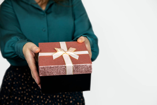 Νεαρή γυναίκα δίνει αφρώδη κουτί δώρου απομονώνονται σε λευκό φόντο, Γυναίκα, Ημέρα του Αγίου Βαλεντίνου, Γενέθλια, Ημέρα της Μητέρας και να παρουσιάσει χώρο αντίγραφο έννοια για το κείμενο - Φωτογραφία, εικόνα