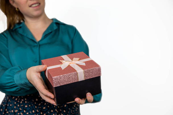 Młoda kobieta daje musujące pudełko prezentów izolowane na białym tle, Kobieta, Walentynki, Urodziny, Dzień Matki i obecnej koncepcji skopiować przestrzeń dla tekstu - Zdjęcie, obraz
