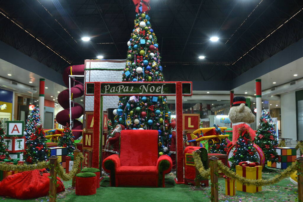 Decoración de Navidad en un centro comercial en Brasil, con silla de Santa Claus, Brasil, América del Sur, silla de Santa Claus con la inscripción por encima de Santa Claus, con decoración de Navidad en un centro comercial en el interior de So Paulo, Brasil, - Foto, imagen